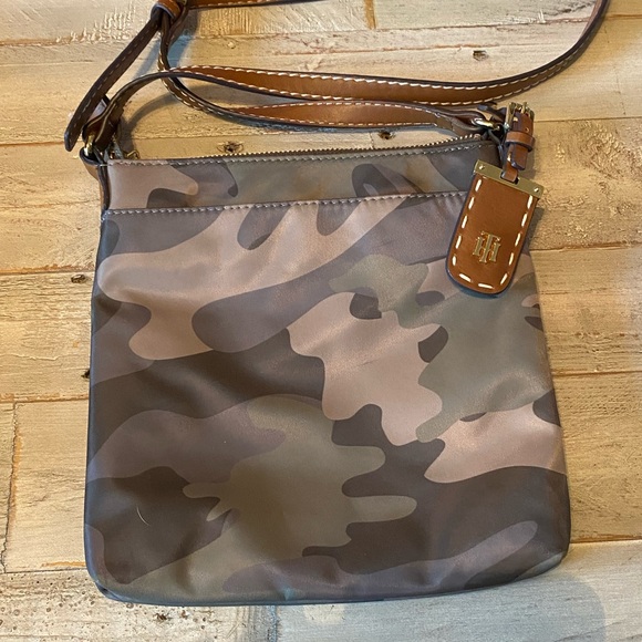 ❤️SOLD❤️Tommy Hilfiger Crossbody Bag Purse Camouflage RN 77806 CA 50900 - Picture 9 of 9